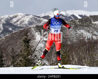 Zhangjiakou(Hebei. 20th Feb 2022. Yiamujiang Dinigeer della Cina compete durante il cross-country women's 30km inizio di massa libero di Pechino 2022 Olimpiadi invernali al National Cross-Country Sci Center a Zhangjiakou, la provincia di Hebei della Cina settentrionale, il 20 febbraio 2022. Credit: Feng Kaihua/Xinhua/Alamy Live News Foto Stock