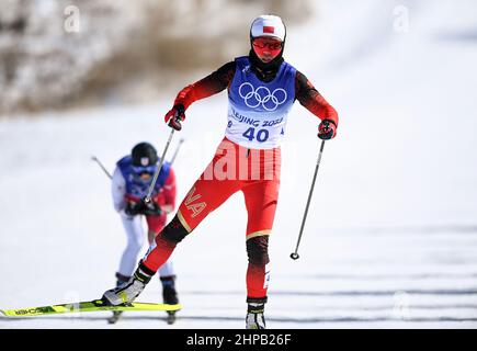 Zhangjiakou(Hebei. 20th Feb 2022. Li Xin (di fronte) della Cina compete durante l'inizio di massa 30km delle donne di fondo libero di Pechino 2022 Olimpiadi invernali al Centro Nazionale di Sci di fondo a Zhangjiakou, la provincia di Hebei della Cina del Nord, il 20 febbraio 2022. Credit: Feng Kaihua/Xinhua/Alamy Live News Foto Stock