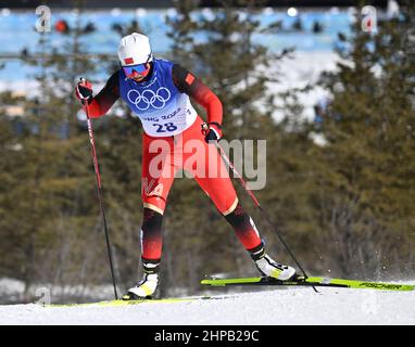 Zhangjiakou, la provincia cinese di Hebei. 20th Feb 2022. Dinigeer Yilamujiang della Cina compete durante il cross-country skiing women's 30km inizio di massa libero di Pechino 2022 Olimpiadi invernali al National Cross-Country Sci Center a Zhangjiakou, nella provincia di Hebei della Cina settentrionale, il 20 febbraio 2022. Credit: Dai Tianfang/Xinhua/Alamy Live News Foto Stock