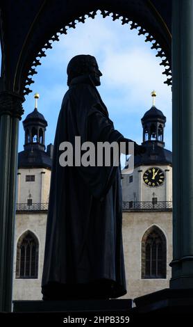 07 gennaio 2022, Sassonia-Anhalt, Wittenberg Lutherstadt: Il monumento a Philipp Melanchthon si trova nella piazza del mercato di Wittenberg Lutherstadt di fronte alle torri della chiesa cittadina di Santa Maria. Philipp Melanchthon (in realtà Philipp Schwartzerdt) è nato a Bretten il 16 febbraio 1497 e morì a Wittenberg il 19 aprile 1560. Insieme a Martin Lutero, fu il più importante attore politico e autore teologico della riforma di Wittenberg. Il monumento è stato progettato da Friedrich Drake ed è stato inaugurato nel 1865. Il baldacchino è stato progettato da Johann Heinrich Strack sulla base del Th Foto Stock