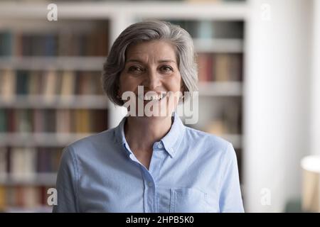 Ritratto di felice uomo d'affari di mezza età in posa in ufficio. Foto Stock