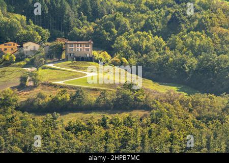 pittoresco cottage in collina verde casa montagna strada Foto Stock