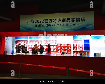 PECHINO, CINA - 20 FEBBRAIO 2022 - i cittadini entrano nello Stadio Nazionale per fare acquisti presso il negozio ufficiale di Pechino 2022 il 20 febbraio 2022 a Pechino, Cina Foto Stock