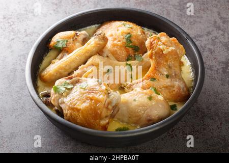 Lo Shkmeruli è un piatto tradizionale georgiano preparato con pollo fritto, fatto cuocere lentamente in una saporita miscela di latte e aglio spicchio nel vaso di argilla Foto Stock