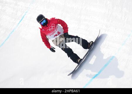 Zhangjiakou(Hebei. 20th Feb 2022. Foto scattata il 9 febbraio 2022 mostra Gao Hongbo della Cina compete durante la qualificazione di halfpipe da snowboard maschile delle Olimpiadi invernali di Pechino 2022 al Gengting Snow Park a Zhangjiakou, nella provincia di Hebei della Cina settentrionale. Credit: Jiang Hongjing/Xinhua/Alamy Live News Foto Stock