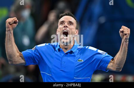 Doha. 19th Feb 2022. Roberto Bautista Aott di Spagna festeggia dopo aver vinto la finale del torneo ATP Qatar Open di tennis al Khalifa International Tennis Complex di Doha, 19 febbraio 2022. Credit: Nikku/Xinhua/Alamy Live News Foto Stock