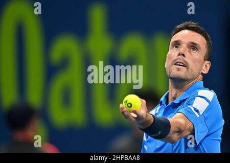 Doha. 19th Feb 2022. Roberto Bautista Aott di Spagna serve durante la finale del torneo ATP Qatar Open di tennis al Khalifa International Tennis Complex di Doha, 19 febbraio 2022. Credit: Nikku/Xinhua/Alamy Live News Foto Stock