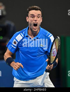 Doha. 19th Feb 2022. Roberto Bautista Aott di Spagna festeggia dopo aver vinto la finale del torneo ATP Qatar Open di tennis al Khalifa International Tennis Complex di Doha, 19 febbraio 2022. Credit: Nikku/Xinhua/Alamy Live News Foto Stock