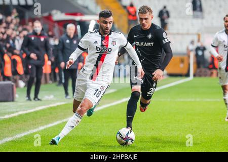 ISTANBUL, TURCHIA - FEBBRAIO 19: Rachid Ghezzal di Besiktas JK, Kazimcan Caratas di Altay SK durante la Super Lig match tra Besiktas e Altay al Vodafone Park Arena il 19 Febbraio 2022 a Istanbul, Turchia (Foto di /Orange Pictures) Foto Stock
