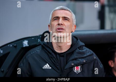 ISTANBUL, TURCHIA - FEBBRAIO 19: Istruttore/allenatore Onder Karaveli di Besiktas JK durante la Super Lig match tra Besiktas e Altay al Vodafone Park Arena il 19 Febbraio 2022 a Istanbul, Turchia (Foto di /Orange Pictures) Foto Stock