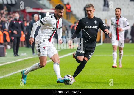 ISTANBUL, TURCHIA - FEBBRAIO 19: Rachid Ghezzal di Besiktas JK, Kazimcan Caratas di Altay SK durante la Super Lig match tra Besiktas e Altay al Vodafone Park Arena il 19 Febbraio 2022 a Istanbul, Turchia (Foto di /Orange Pictures) Foto Stock