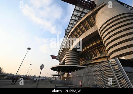 Milano, stadio San Siro a Milano. 24th giugno 2019. Foto scattata il 22 dicembre 2021 mostra lo stadio San Siro di Milano. Le città italiane di Milano e Cortina d'Ampezzo sono state nominate ospiti dei Giochi Olimpici invernali 2026 durante la sessione 134th del Comitato Olimpico Internazionale (CIO) del 24 giugno 2019. I Giochi Olimpici invernali 2026 saranno la terza volta che l'Italia ospiterà le Olimpiadi invernali, dopo Torino nel 2006 e Cortina d'Ampezzo nel 1956. Credit: Alberto Lingria/Xinhua/Alamy Live News Foto Stock