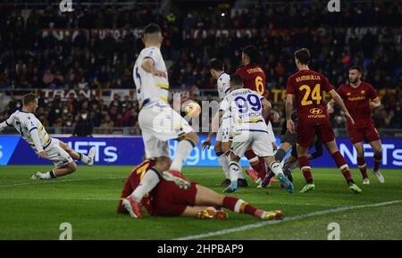 (220220) -- ROMA, 20 febbraio 2022 (Xinhua) -- Antonin Barak di Hellas Verona segna il suo obiettivo durante una partita di calcio a Roma, Italia, tra Roma ed Hellas Verona, il 19 febbraio 2022. (Foto di Alberto Lingria/Xinhua) Foto Stock