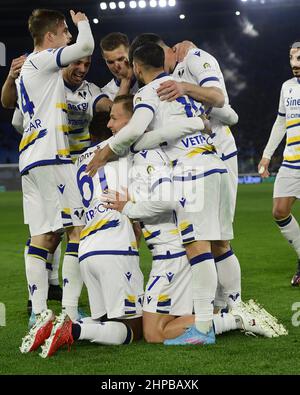 Roma. 19th Feb 2022. Antonin Barak di Hellas Verona celebra il suo obiettivo con i suoi compagni di squadra durante una partita di calcio della Serie A tra Roma ed Hellas Verona a Roma, Italia, il 19 febbraio 2022. Credit: Alberto Lingria/Xinhua/Alamy Live News Foto Stock