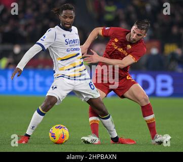 Roma. 19th Feb 2022. Il Bryan Cristante (R) di Roma vibra con Adrien Tameze di Hellas Verona durante una partita di calcio a Roma (Italia), il 19 febbraio 2022. Credit: Alberto Lingria/Xinhua/Alamy Live News Foto Stock