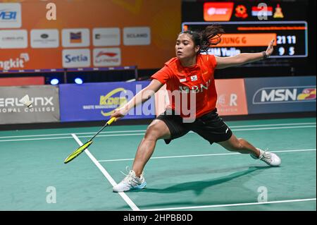 Kuala Lumpur, Malesia. 20th Feb 2022. Gregoria Mariska Tunjung di Indonesia ritorna la shuttledock durante il Badminton Asia Team Championships 2022 finale femminile contro la Corea del Sud a Shah Alam, vicino Kuala Lumpur, Malesia, 20 febbraio 2022. Credit: Chong Voon Chung/Xinhua/Alamy Live News Foto Stock