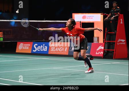 Kuala Lumpur, Malesia. 20th Feb 2022. Putri Kusuma Wardani dell'Indonesia compete durante il Badminton Asia Team Championships 2022 Women's team final contro la Corea del Sud a Shah Alam vicino Kuala Lumpur, Malesia, 20 febbraio 2022. Credit: Chong Voon Chung/Xinhua/Alamy Live News Foto Stock