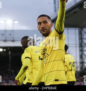 Londra, Regno Unito. 20th Feb 2022. Hakim Ziyech di Chelsea segna nei minuti morenti per renderlo 0-1 e celebra durante la partita della Premier League tra Crystal Palace e Chelsea a Selhurst Park, Londra, Inghilterra il 19 febbraio 2022. Foto di Ken Sparks. Solo per uso editoriale, licenza richiesta per uso commerciale. Nessun utilizzo nelle scommesse, nei giochi o nelle pubblicazioni di un singolo club/campionato/giocatore. Credit: UK Sports Pics Ltd/Alamy Live News Foto Stock