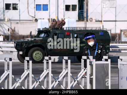 Sicurezza nel Parco Olimpico il giorno 16 dei Giochi Olimpici invernali di Pechino 2022 in Cina. Data foto: Domenica 20 febbraio 2022. Foto Stock