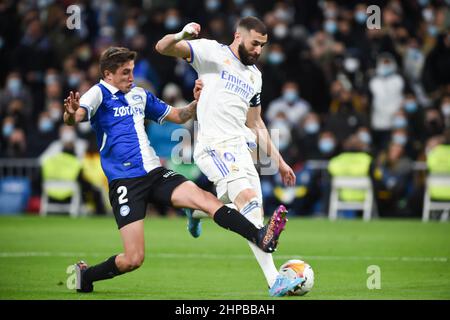 (220220) -- MADRID, 20 febbraio 2022 (Xinhua) -- Karim Benzema (R) del Real Madrid vies con Alaves' Nahuel Tenaglia durante una partita di calcio spagnola di prima divisione tra Real Madrid e Deportivo Alaves a Madrid, Spagna, 19 febbraio 2022. (Foto di Gustavo Valiente/Xinhua) Foto Stock