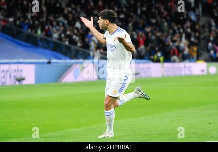 (220220) -- MADRID, 20 febbraio 2022 (Xinhua) -- Marco Asensio del Real Madrid celebra un gol durante una partita di calcio spagnola di prima divisione tra Real Madrid e Deportivo Alaves a Madrid, Spagna, 19 febbraio 2022. (Foto di Gustavo Valiente/Xinhua) Foto Stock