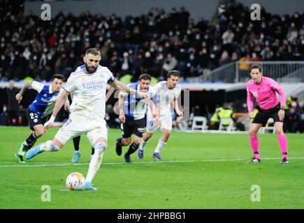 (220220) -- MADRID, 20 febbraio 2022 (Xinhua) -- Karim Benzema (fronte) del Real Madrid segna un gol dal punto di rigore durante una partita di calcio spagnola di prima divisione tra il Real Madrid e il Deportivo Alaves a Madrid, Spagna, 19 febbraio 2022. (Foto di Gustavo Valiente/Xinhua) Foto Stock