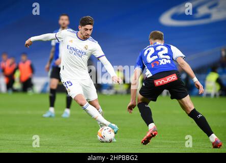 (220220) -- MADRID, 20 febbraio 2022 (Xinhua) -- Federico Valverde (L) del Real Madrid vibra con Alaves' Florian Lejeune durante una partita di calcio spagnola di prima divisione tra Real Madrid e Deportivo Alaves a Madrid, Spagna, 19 febbraio 2022. (Foto di Gustavo Valiente/Xinhua) Foto Stock