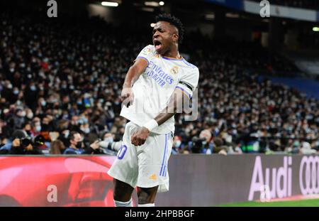 (220220) -- MADRID, 20 febbraio 2022 (Xinhua) -- Vinicius Jr. Del Real Madrid celebra un gol durante una partita di calcio spagnola di prima divisione tra Real Madrid e Deportivo Alaves a Madrid, Spagna, 19 febbraio 2022. (Foto di Gustavo Valiente/Xinhua) Foto Stock