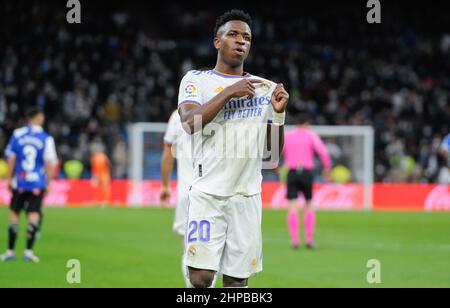 (220220) -- MADRID, 20 febbraio 2022 (Xinhua) -- Vinicius Jr. Del Real Madrid celebra un gol durante una partita di calcio spagnola di prima divisione tra Real Madrid e Deportivo Alaves a Madrid, Spagna, 19 febbraio 2022. (Foto di Gustavo Valiente/Xinhua) Foto Stock