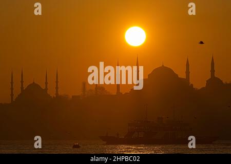 Paesaggio di Istanbul. Tramonto su Istanbul Silhouette. Vista di Hagia Sophia e Moschea Blu. Tramonto sulla cupola di Hagia Sophia. Foto Stock