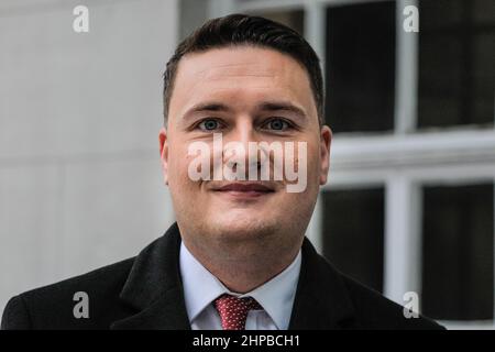 Londra, Regno Unito. 20th Feb 2022. WES Streeting, politico del partito laburista e Shadow Secretary of state for Health and Social Care dal 2021, membro del Parlamento (MP) per Ilford North, presso la BBC Studios di Londra per un'intervista. Credit: Imagplotter/Alamy Live News Foto Stock