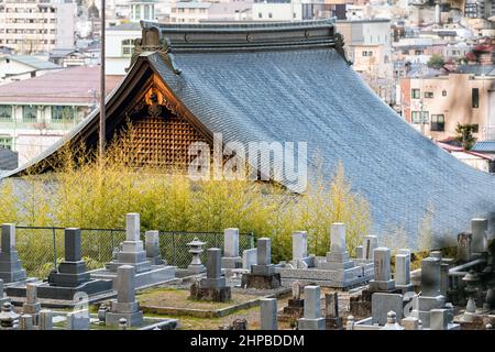 Takayama, Giappone - 8 aprile 2019: Corso di camminata di Higashiyama nel villaggio della città nella Prefettura di Gifu con il cimitero del santuario di Hakusan Shinmei e il tempio di Unryuji Foto Stock