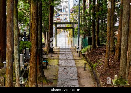 Takayama, Giappone - 8 aprile 2019: Percorso a piedi di Higashiyama nel villaggio storico di una piccola città nella Prefettura di Gifu con ingresso alla porta Torii di Hakusan Shin Foto Stock