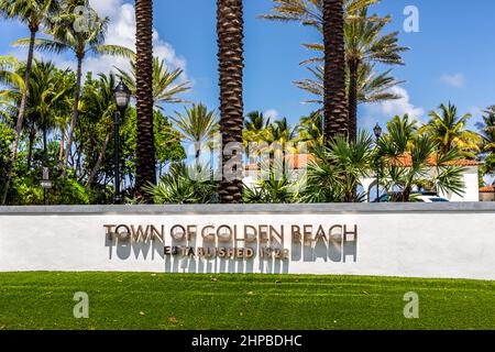 Miami, USA - 18 luglio 2021: Cartello di benvenuto a Golden Beach, città fondata nel 1929 a Miami, Florida, con palme in giorno di sole e cielo blu Foto Stock