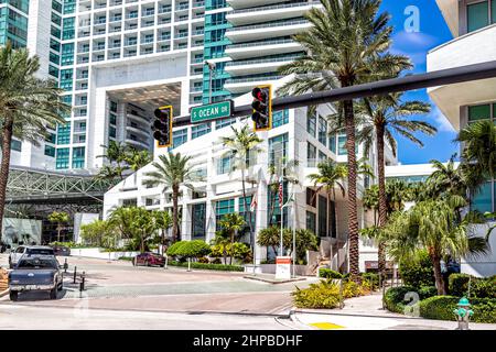 Miami, USA - 18 luglio 2021: Ingresso al cartello per l'edificio Diplomat a Hollywood Beach Florida con palme in giornata di sole sulla Ocean Drive Road Foto Stock