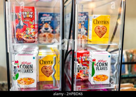 Napoli, Stati Uniti d'America - 6 agosto 2021: IHG Staybridge Suites Hotel colazione continentale a buffet mattina con piccola porzione di scatole di cereali come Kell Foto Stock