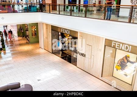 Miami, USA - 19 luglio 2021: Insegna per moda negozio di abbigliamento Fendi all'interno dell'interno del centro commerciale Aventura in Florida, Stati Uniti d'America vista ad angolo alto Foto Stock