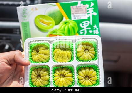 Napoli, USA - 5 agosto 2021: Primo piano di negozio acquistato al Ross hami torta di riso mochi ripiena di melone dessert giapponese da Royal Family brand con pacchetto Lab Foto Stock