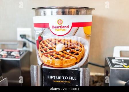 Napoli, Stati Uniti d'America - 6 agosto 2021: Buffet mattutino dell'IHG Staybridge Suites hotel con waffle caldi per colazione continentale al mattino Foto Stock