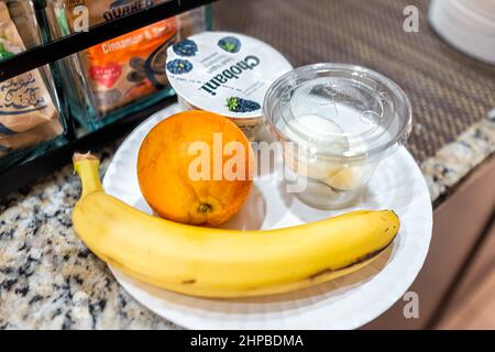 Napoli, Stati Uniti d'America - 6 agosto 2021: Colazione continentale a buffet dell'IHG Staybridge Suites con selezione di piatti di frutta alle banane e all'arancia, uova sode Foto Stock