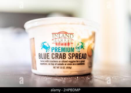 Napoli, USA - 5 agosto 2021: Primo piano dell'etichetta del cartello e del prodotto per Inland Market Premium Blue Crab spread storecomperato a Costco Foto Stock