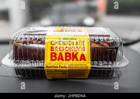 Napoli, Stati Uniti d'America - 8 agosto 2021: Negozio di alimentari Joe's marca Babka pasticceria ebraica fatta con il negozio di cioccolato acquistato in confezione di plastica Foto Stock