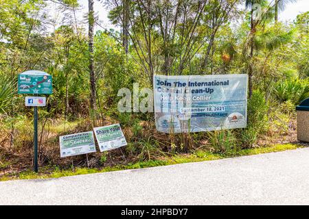 Napoli, Stati Uniti d'America - 18 settembre 2021: Naples, Florida Coller County segno a Gordon River Greenway Park sentiero per raggiungere la costa internazionale clea Foto Stock