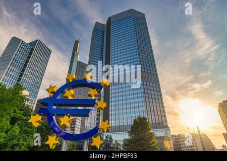 Francoforte, Germania - 9 luglio 2017: Skyline della città di sunrise presso la Banca Centrale europea (BCE) e l'Euro Sign Foto Stock