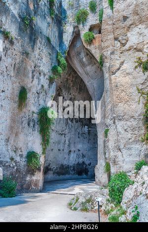 Ingresso della grotta chiamata Ear di Dionisio, uno dei principali punti di riferimento del Parco Archeologico di Neapolis, Siracusa, Sicilia, Italia Foto Stock
