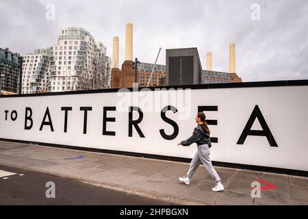 La centrale elettrica di Battersea ha recentemente ottenuto esso semina la stazione della metropolitana. Immagine del cartello esterno che dirige le persone verso la stazione a piedi. Foto Stock