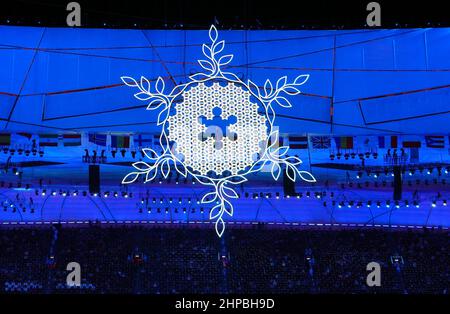 20 febbraio 2022, Cina, Pechino: Didascalia: Olimpiadi, cerimonia di chiusura delle Olimpiadi invernali 2022, al Bird's Nest National Stadium, vista della fiamma olimpica in un fiocco di neve sovradimensionato. Foto: Michael Kappeler/dpa Foto Stock