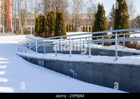 Rampa con ringhiere nel parco in prossimità della neve Foto Stock