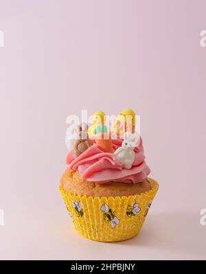 Coppe di Pasqua, con cazzo e uovo di Pasqua, ape e Daisy, e coniglietti di zucchero di Pasqua coniglietto. Foto Stock