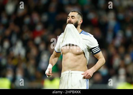 Karim Benzema del Real Madrid reagisce durante la partita di calcio la Liga del campionato spagnolo tra Real Madrid e Deportivo Alaves il 19 febbraio 2022 allo stadio Santiago Bernabeu di Madrid, Spagna - Foto: Oscar Barroso/DPPI/LiveMedia Foto Stock